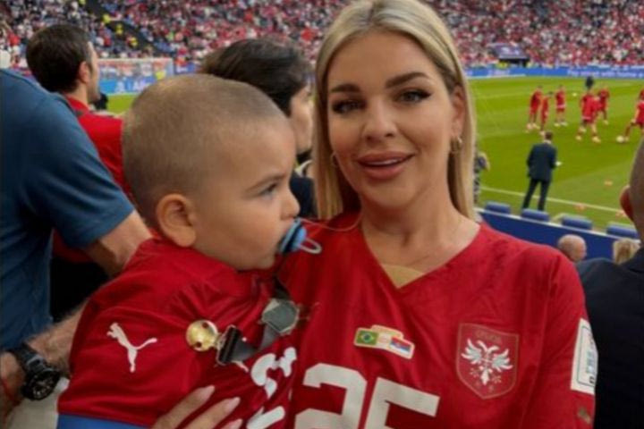 Euro 2024: Στο πλευρό του Μλαντένοβιτς η σύζυγός του, έδωσε το παρών μαζί τους γιους τους στο γήπεδο