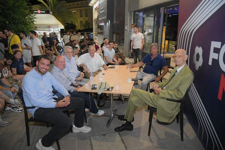Παλιές δόξες Ολυμπιακού, Παναθηναϊκού και ΑΕΚ στην ίδια παρέα για το EURO – Μαύρος, Δομάζος, Αντωνιάδης και άλλοι θρύλοι του ελληνικού ποδοσφαίρου είδαν μαζί το Αυστρία-Γαλλία