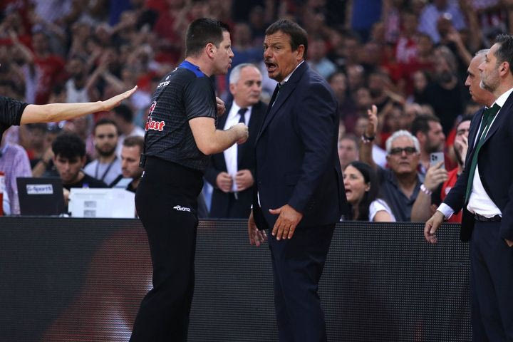 Ολυμπιακός – Παναθηναϊκός AKTOR: Ο Αταμάν αποβλήθηκε και πάλι με δύο τεχνικές ποινές στα 38.2″ για το τέλος