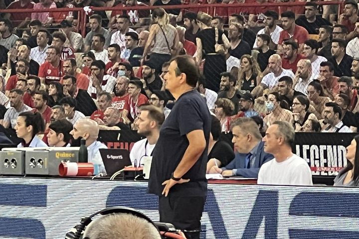 Ολυμπιακός – Παναθηναϊκός AKTOR: Ο Εργκίν Αταμάν βγήκε στο δεύτερο μέρος με κοντομάνικο