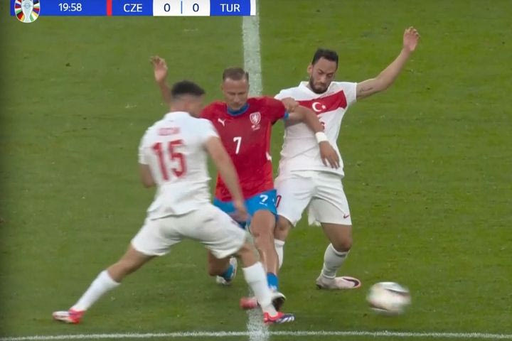 Euro 2024, Τσεχία – Τουρκία: Ο Μπαράκ άφησε την ομάδα του με 10 παίκτες μόλις στο 20′