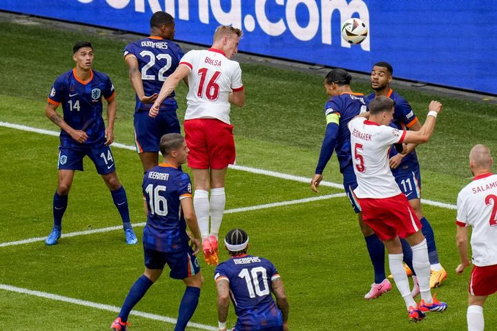 Euro 2024, Πολωνία – Ολλανδία: Ο Μπούκσα με κεφαλιά άνοιξε το σκορ