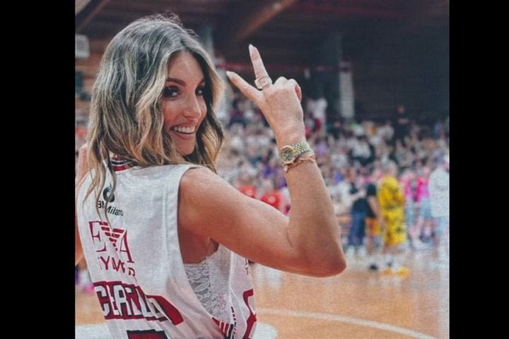 Η Αθηνά Οικονομάκου πόζαρε με τη θρυλική φανέλα του Μπρούνο Τσερέλα από ομάδα της Ιταλίας