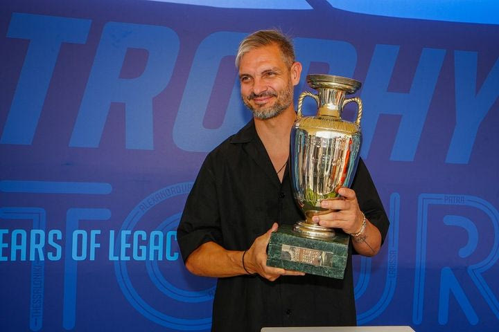 Ενθουσιασμός και συγκίνηση στο Trophy Tour Powered by OPAP που “ταξίδεψε” σε όλη την Ελλάδα – Ποδοσφαιρικές γιορτές με το τρόπαιο και τους Legends 2004