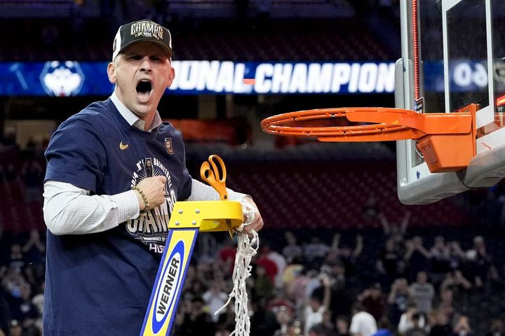 NBA: Το Κονέκτικατ πρόσφερε νέο συμβόλαιο στον Νταν Χέρλι, αλλά δεν θα μπει σε πλειστηριασμό με τους Λέικερς