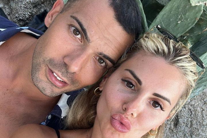Η τρυφερή αφιέρωση της Μαρίας Δαρσινού στον Κώστα Σλούκα, για την ονομαστική του εορτή από το Άμπου Ντάμπι