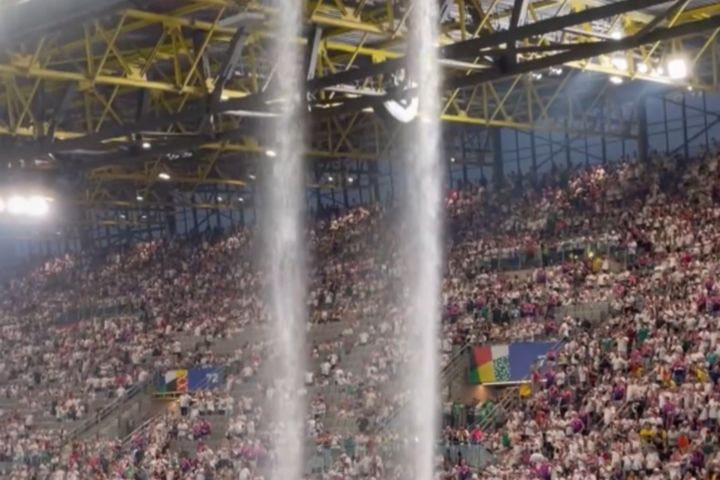 Euro 2024, Γερμανία – Δανία: Οι καταρράκτες στο Σίγκναλ Ιντούνα Παρκ που θύμισαν αυτούς του Ολντ Τράφορντ