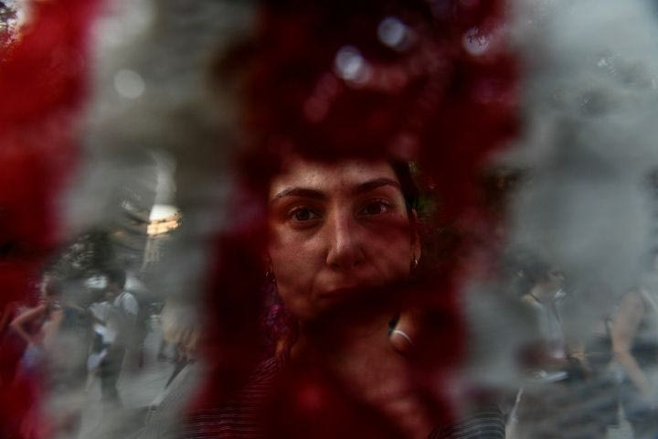 Ο κύριος «Είμαι-ο-Νόμος» ξυλοκοπεί τη σύζυγό του. Δικαιοσύνη θεότυφλη και κακοποιημένη