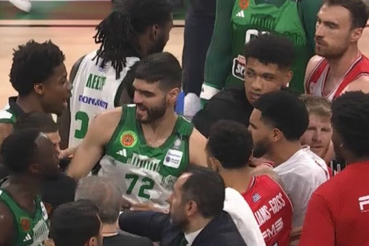 Παναθηναϊκός AKTOR – Ολυμπιακός: Ένταση στο φινάλε μεταξύ των παικτών στο κέντρο του γηπέδου