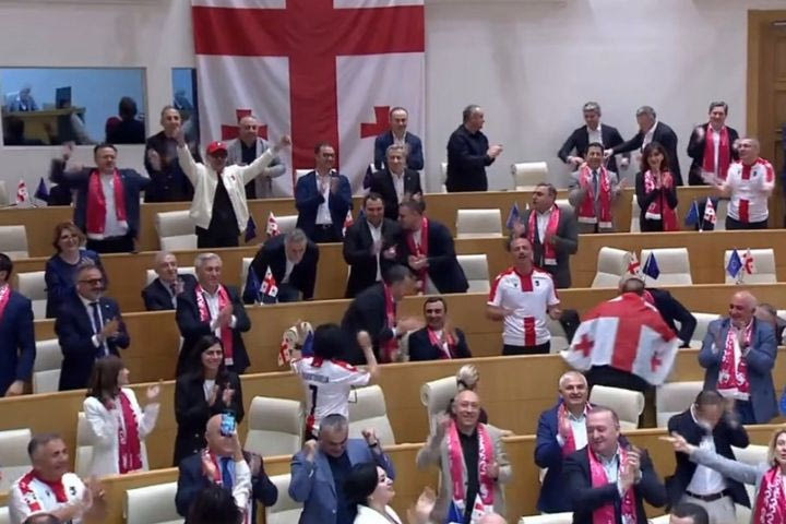 Euro 2024, Εθνική Γεωργίας: Βουλευτές πανηγύρισαν την πρόκριση φορώντας φανέλες και κασκόλ στο Κοινοβούλιο