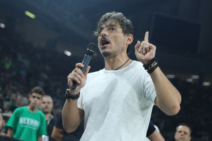 Ο Γιαννακόπουλος πήρε το μικρόφωνο στο ΟΑΚΑ: “Σεβαστείτε τον αντίπαλο, όχι υβριστικά συνθήματα”