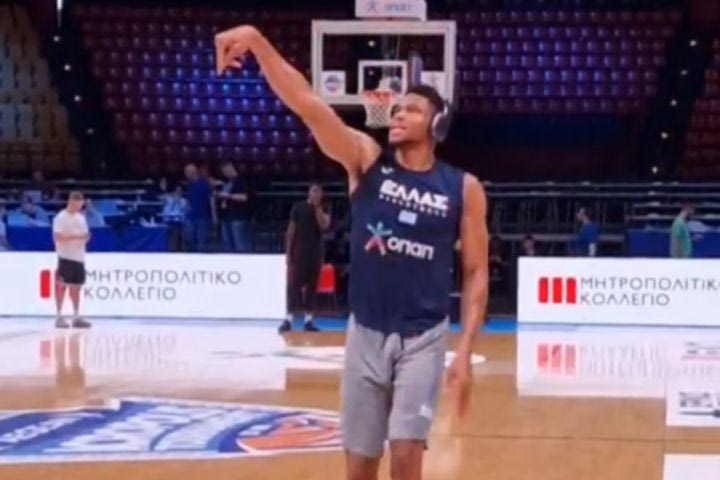 Μπαχάμες – Ελλάδα: Η προθέρμανση του Γιάννη Αντετοκούνμπο στο ΣΕΦ περίπου 90 λεπτά πριν το τζάμπολ