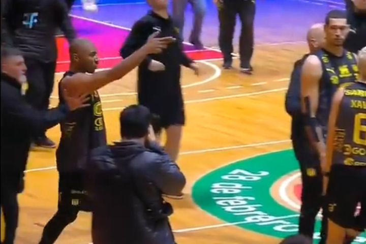 Ο Τζέισον Γκρέιντζερ ξέφυγε και απείλησε αντίπαλο με απαράδεκτη χειρονομία σε αγώνα στην Ουρουγουάη
