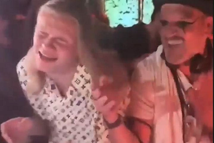 Χάλαντ: Έλυσε τα μαλλιά του και μπήκε σε ρόλο DJ, φορώντας ένα μεταξωτό σετ 2.956 ευρώ