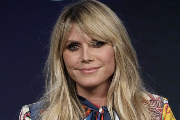 Η Heidi Klum με λευκά εσώρουχα στον καναπέ και το sexiness πανταχού παρόν