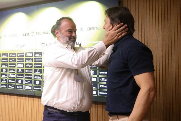 ΑΕΚ: Ο εμψυχωτικός λόγος στα ισπανικά του Ηλιόπουλου προς τον Αλμέιδα και η αγκαλιά τους μετά τη συνέντευξη Τύπου
