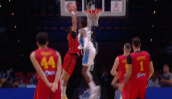 Ελλάδα – Μαυροβούνιο: Η απίθανη τάπα του Κώστα Αντετοκούνμπο