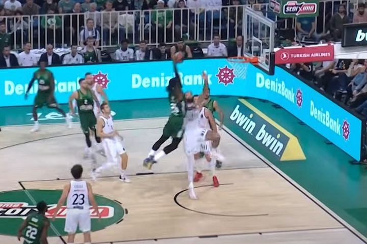 EuroLeague: Το απίθανο πόστερ του Λεσόρ μπροστά στον Πουαριέ στο No.2 των δέκα κορυφαίων καρφωμάτων