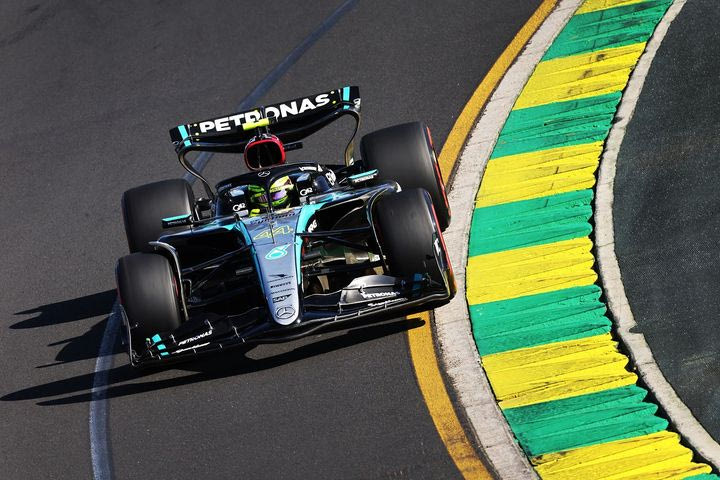Χάμιλτον: “Η Mercedes W15 παίζει με το μυαλό σου”