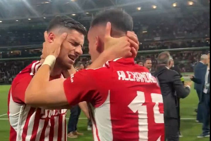Ολυμπιακός: Τρομερό VIDEO ανάμεσα σε Αλεξανδρόπουλο και Μασούρα μετά την κατάκτηση του Conference League από τους ερυθρόλευκους