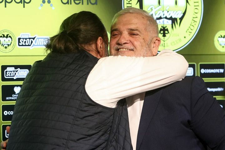ΑΕΚ: Η θερμή αγκαλιά Μελισσανίδη – Ηλιόπουλου μετά την παρουσίαση του νέου ιδιοκτήτη της Ένωσης