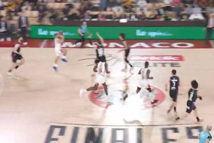 Ο Μάικ Τζέιμς έβαλε buzzer-beater πίσω από το κέντρο του γηπέδου και μετά έκανε ένα αεροπλανικό αλά Τζόρνταν