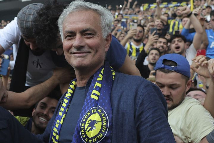 Μουρίνιο: Νικηφόρο το ανεπίσημο ντεμπούτο του στον πάγκο της Φενέρμπαχτσε