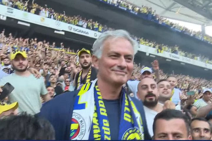 Χαμός στην παρουσίαση του Μουρίνιο από τη Φενέρμπαχτσε: “Ανήκω στην οικογένειά σας”