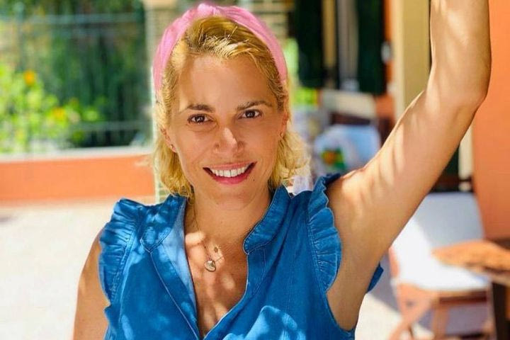 Η Τζένη Μπότση αγκαλιά με τον σύντροφό της στο κέντρο της Αθήνας