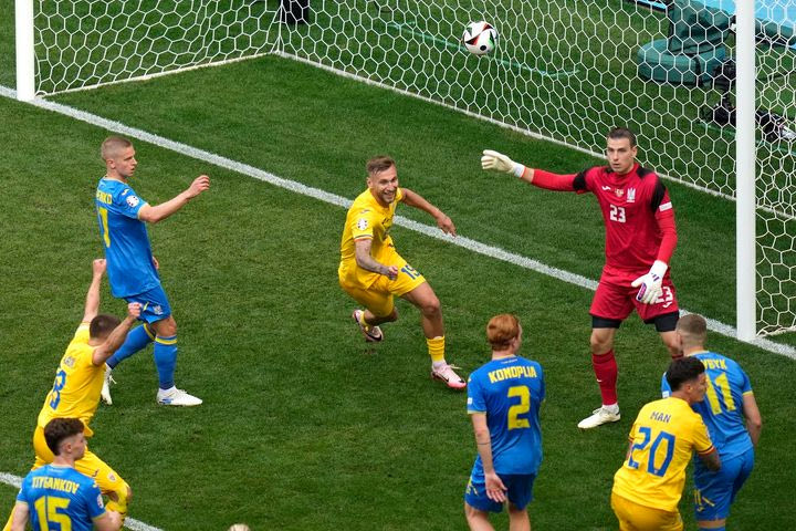 Euro 2024, Ρουμανία – Ουκρανία: Δύο γκολ σε τέσσερα λεπτά οι Ρουμάνοι για το 3-0