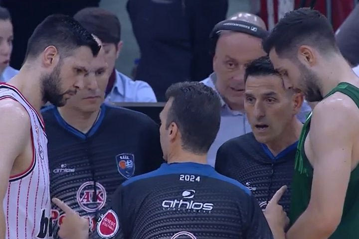 Μίνι-σύσκεψη ανάμεσα στους διαιτητές και τους αρχηγούς Ολυμπιακού και Παναθηναϊκού AKTOR πριν το τζάμπολ