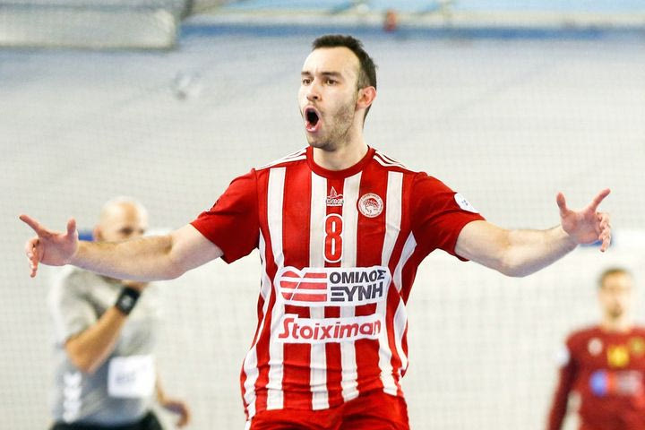 Ολυμπιακός – ΑΕΚ 24-22: Οι ερυθρόλευκοι επικράτησαν στη ματσάρα της Νίκαιας και βρίσκονται ένα βήμα από την κατάκτηση της Handball Premier