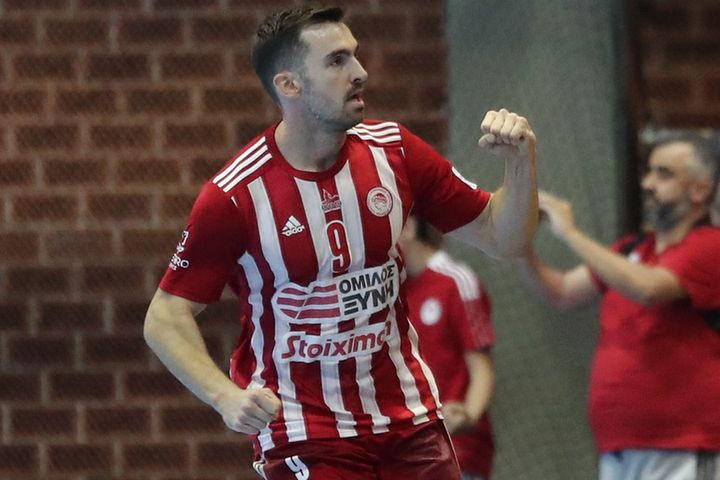 Ολυμπιακός – ΑΕΚ 25-23: Οι “ερυθρόλευκοι” επικράτησαν στα σημεία της Ένωσης και έκαναν το 1-0 στη σειρά των τελικών της Handball Premier