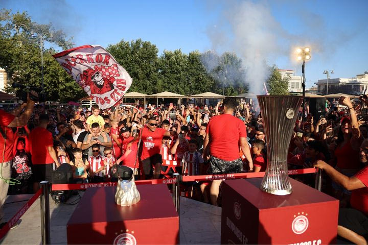 Ολυμπιακός: Κάηκε η Χίος στην υποδοχή των δύο ευρωπαϊκών τροπαίων