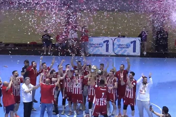 Ολυμπιακός: Η απονομή του τροπαίου και οι πανηγυρισμοί των ερυθρολεύκων