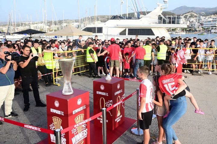Ολυμπιακός: Χαμός από τους φίλους των ερυθρολεύκων στο Ρέθυμνο για τις δύο ευρωπαϊκές κούπες