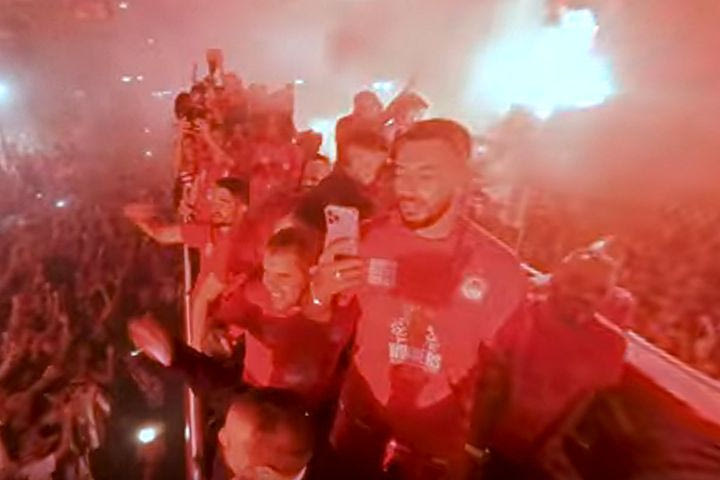 Ολυμπιακός: Το video με τη μαγική διαδρομή του τροπαίου του Conference προς το Δημοτικό Θέατρο Πειραιά