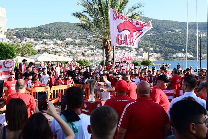 Ολυμπιακός: Χαμός και στην Σάμο για τα ευρωπαϊκά τρόπαια των ερυθρόλευκων