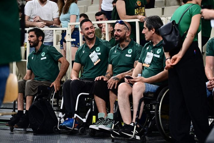 Παναθηναϊκός AKTOR – Ολυμπιακός: Αποθεώθηκε στο ΟΑΚΑ η ομάδα μπάσκετ με αμαξίδιο των πρασίνων για το νταμπλ