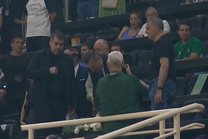 Παναθηναϊκός AKTOR – Ολυμπιακός: Νίκος Λεπενιώτης και Χρήστος Μπαφές άφησαν λευκά τριαντάφυλλα στη θέση του Παύλου Γιαννακόπουλου