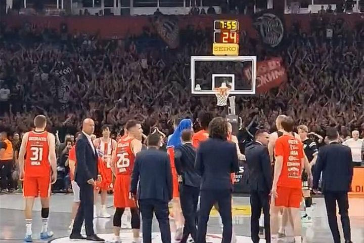 Παρτίζαν – Ερυθρός Αστέρας: Σωρεία αντικειμένων στο παρκέ και οριστική διακοπή στον δεύτερο τελικό του σερβικού πρωταθλήματος