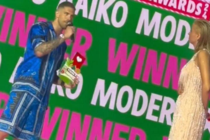 Ο Αλέξανδρος Πασχαλάκης βράβευσε την Κατερίνα Λιόλιου στα MAD Awards και ζήτησε το “νοικιάστηκε”