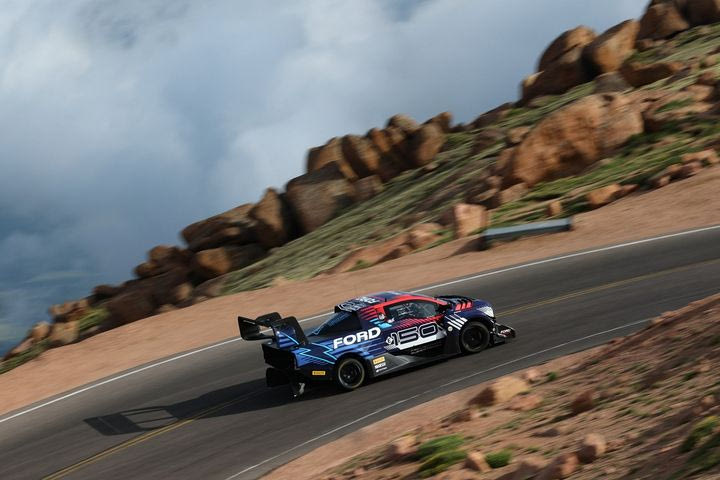 Έσπασε το χρονόμετρο στο Pikes Peak το F-150 Lightning SuperTruck της Ford Performance