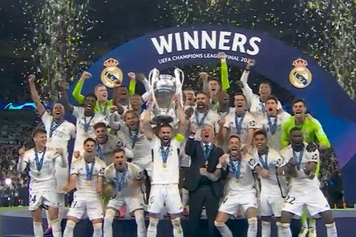 Η απονομή του τροπαίου του Champions League στη Ρεάλ