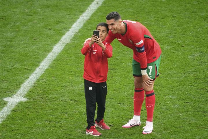 Euro 2024: Αυτή είναι η selfie του Ρονάλντο με τον μικρό εισβολέα στο Τουρκία – Πορτογαλία