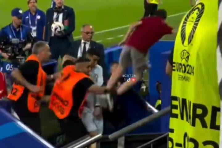 Euro 2024, Ρονάλντο: Γλίτωσε για εκατοστά ο Πορτογάλος, οπαδός πήδηξε από τις κερκίδες κατά πάνω του