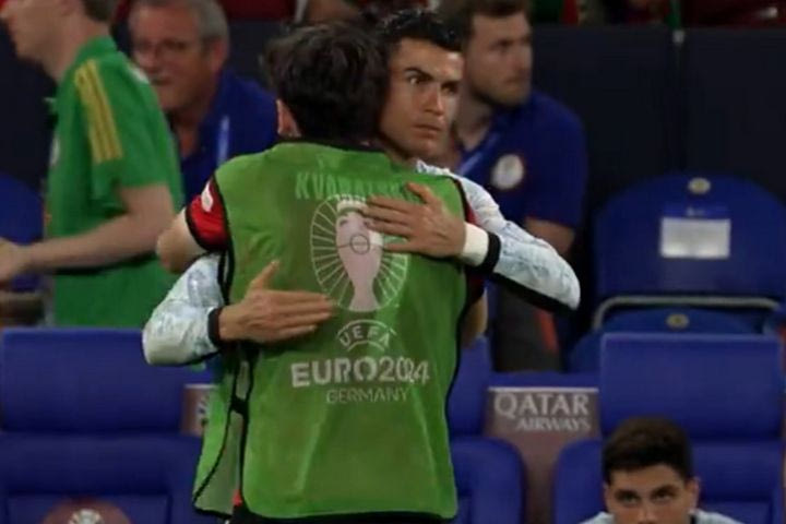 Euro 2024, Κβαρατσχέλια: Διέκοψε τον πανηγυρισμό του για να αγκαλιάσει τον Κριστιάνο Ρονάλντο