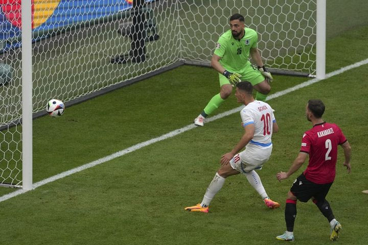 Euro 2024, Γεωργία – Τσεχία: Ο Σικ έκανε το 1-1 με το στήθος από τη μικρή περιοχή
