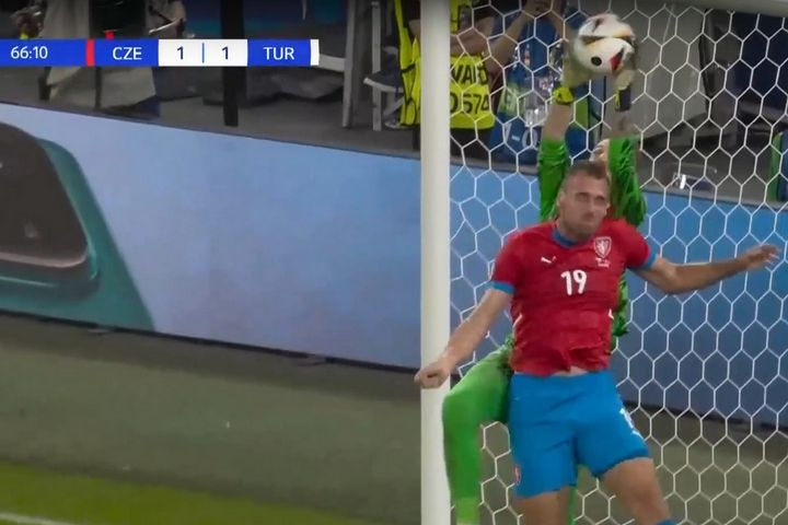 Ο Σούτσεκ εκμεταλλεύτηκε την επική γκάφα του Γκιονόκ και ισοφάρισε σε 1-1 για την Τσεχία