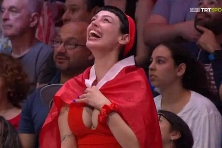Χαμός στην Τουρκία λόγω τηλεοπτικού πλάνου με το ντεκολτέ φιλάθλου σε αγώνα βόλεϊ